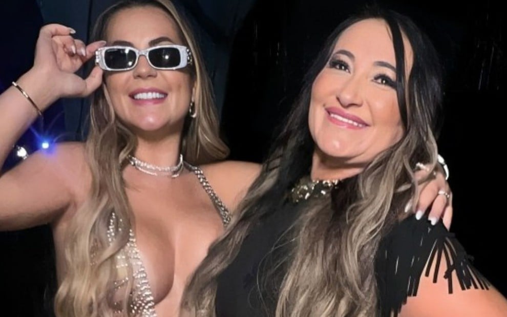 Deolane e Solange Bezerra sorridentes em foto