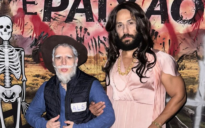 Diego Martins e Amaury Lorenzo fantasiados de Antônio e Irene em festa