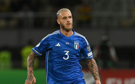 Federico Dimarco usa uniforme tradicional azul da Itália, com a camisa 3, em jogo das Eliminatórias da Euro