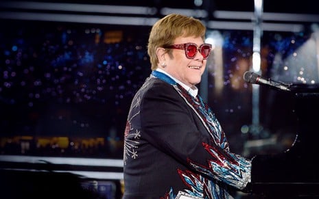 Elton John se apresenta durante show no Disney+