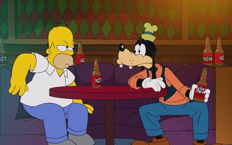 Homer Simpson e Pateta estão sentados em uma mesa de bar e tomando cervejas Duff