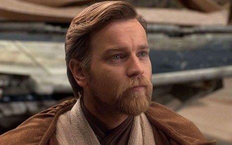 Caracterizado como o jedi Obi-Wan Kenobi, Ewan McGregor tem uma expressão séria em cena de Star Wars