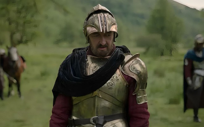 Ralph Ineson está vestido com armadura de cavaleiro em cena da série Willow