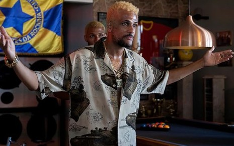 O ator Murilo Sampaio caracterizado como Colibri em cena de Dom