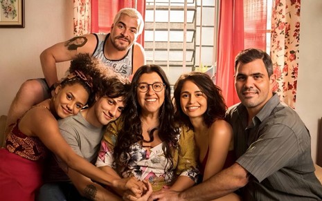 Regina Casé, Thiago Martins, Jéssica Ellen, Chay Suede, Nanda Costa e Juliano Cazarré em Amor de Mãe