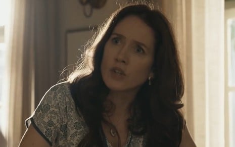 A atriz Camila Morgado em cena como Dona Patroa em Renascer, com expressão irritada