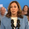 Na montagem estão Donald Trump em um púlpito (à esquerda) e Kamala Harris durante discurso em púlpito (à direita)