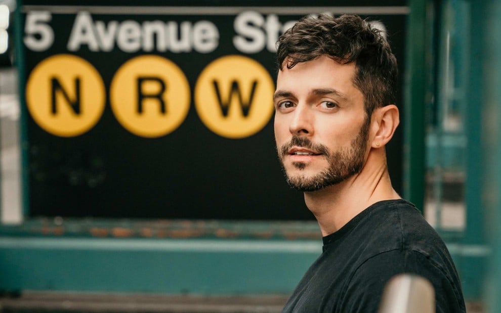 Douglas Tholedo faz carão na frente de uma entrada de metrô em Nova York