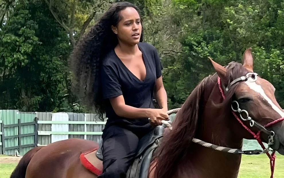 Duda Santos faz aula de equitação para gravar Renascer