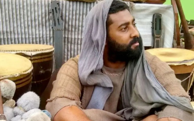 O ator edson Caldas Barboza vestido como um personagem da Antiguidade nos bastidores de Gênesis