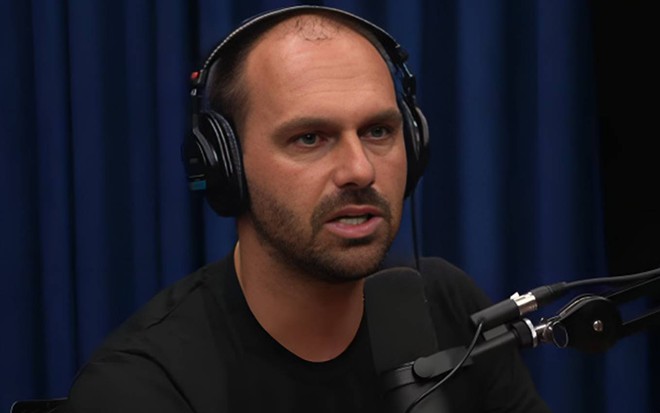 Foto de Eduardo Bolsonaro em entrevista ao Flow Podcast