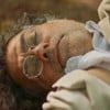 Eduardo Moscovis está caído e desacordado em cena da novela No Rancho Fundo