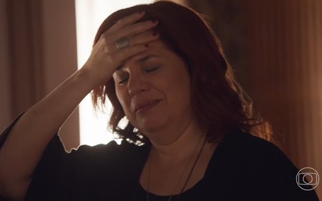 A atriz Isabel Teixeira com expressão de desespero e mão na testa em cena de Elas por Elas