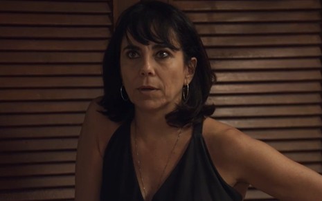 A atriz Paula Cohen com expressão séria em cena de Elas por Elas