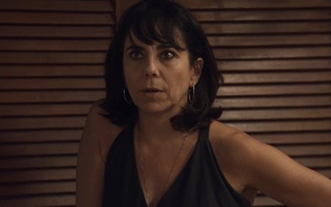 A atriz Paula Cohen com expressão séria em cena de Elas por Elas