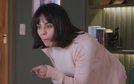 A atriz Paula Cohen com expressão séria e dedo em riste em cena de Elas por Elas