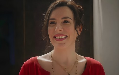 A atriz Maria Clara Spinelli sorrindo em cena de Elas por Elas