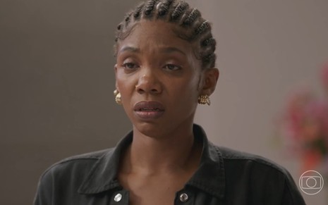 A atriz Késia em cena como Taís em Elas por Elas, com expressão de choro