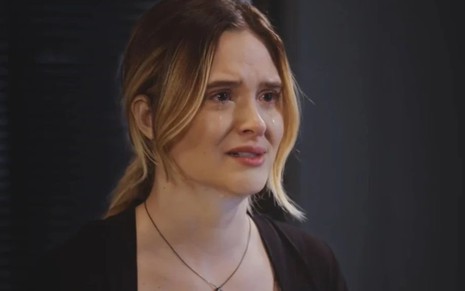A atriz Juliana Paiva com expressão de choro em cena de Família É Tudo