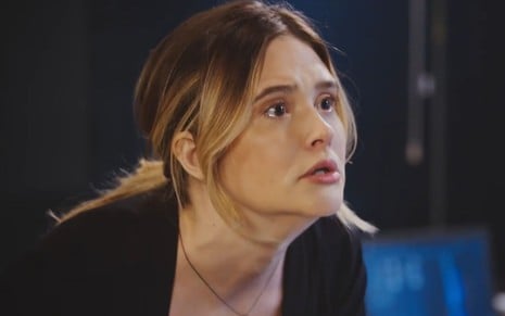 A atriz Juliana Paiva com expressão de desespero em cena de Família É Tudo