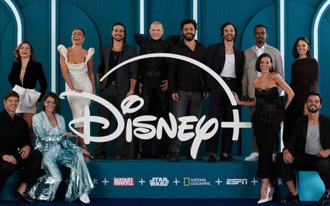 Juliana Paes, Raphael Logam, Carol Castro, Rodrigo Simas e mais atores em evento do Disney+