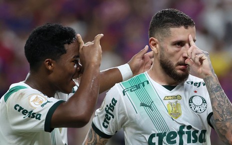 Endrick e Zé Rafael fazem sinal enquanto comemoram gol de empate do Palmeiras contra o Fortaleza