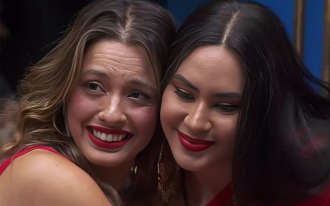 Beatriz Reis e Isabelle Nogueira se abraçam após formação de paredão no BBB 24
