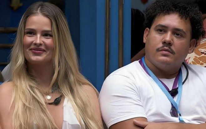 Yasmin Brunet e Lucas Buda estão sentados no sofá da sala do BBB 24