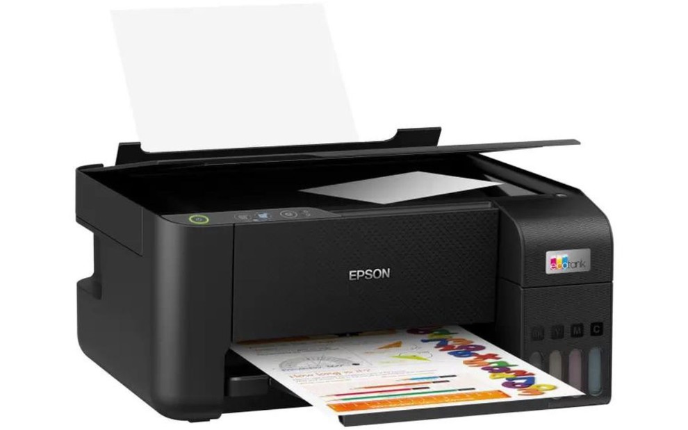 Imagem com fundo branco mostra modelo de impressora multifuncional Epson na cor preto