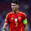 Morata, da Espanha, veste uniforme vermelho com detalhes amarelos durante partida da seleção