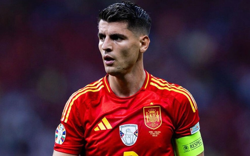 Morata, da Espanha, veste uniforme vermelho com detalhes amarelos durante partida da seleção