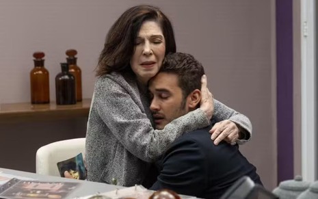 Adelaide (Esther Góes) abraça Giovanni (Filipe Bragança) em cena da novela Elas por Elas