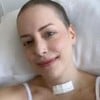 Fabiana Justus deitada em uma cama de hospital, com curativo no pescoço