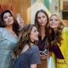 Fabiana Karla, Alice Wegmann, Deborah Secco e Lorena Comparato tiram selfie em cena da série Rensga Hits!