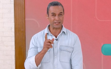Fabricio Battaglini está com um dedo apontado no Mais Você, na Globo