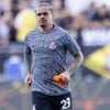 O jogador Fagner, com camisa do Corinthians, corre em um campo de futebol