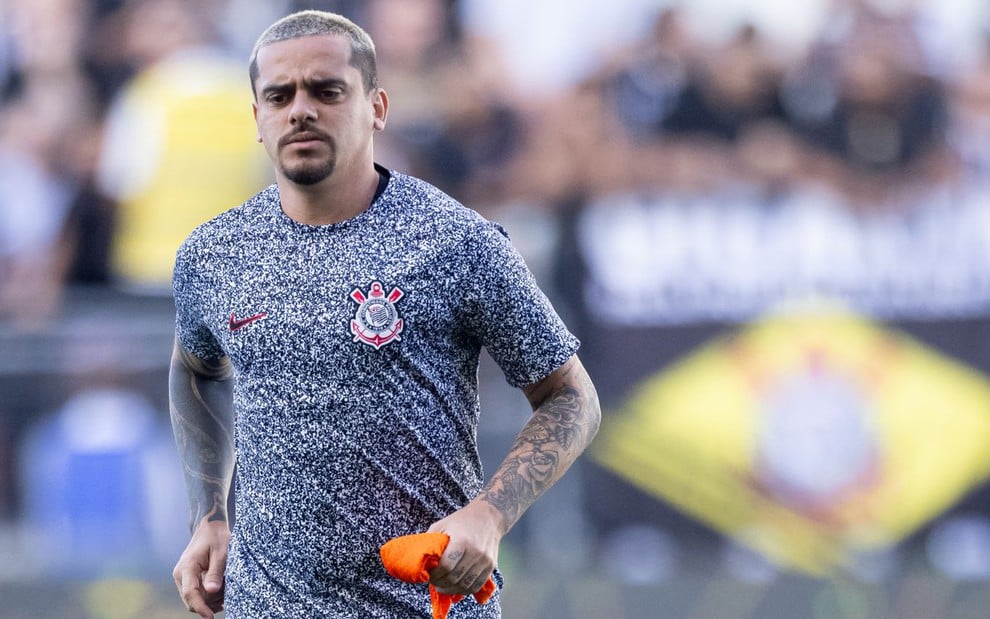 O jogador Fagner, com camisa do Corinthians, corre em um campo de futebol