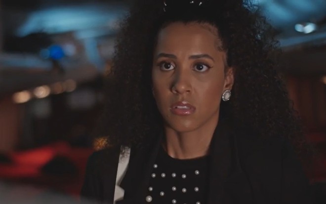 A atriz Ramille está em cena de Família É Tudo, da Globo, séria, como a personagem Andrômeda