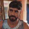 O ator Gabriel Godoy está caracterizado como Chicão em cena da novela Família É Tudo, da Globo