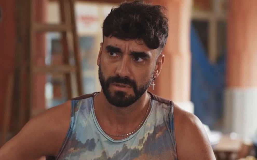 O ator Gabriel Godoy está caracterizado como Chicão em cena da novela Família É Tudo, da Globo