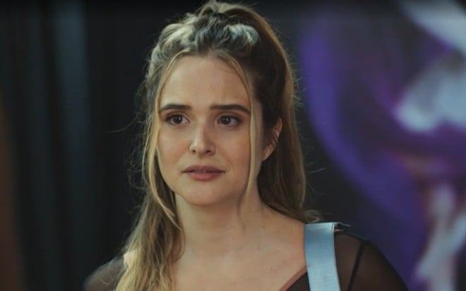 A atriz Juliana Paiva com expressão triste em cena de Família É Tudo