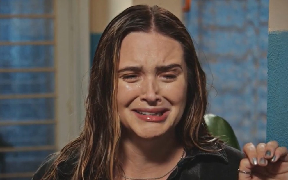 A atriz Juliana Paiva chorando em cena de Família É Tudo