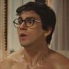 Daniel Rangel está sem camisa em cena como Guto na novela Família É Tudo