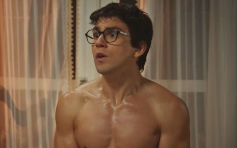 Daniel Rangel está sem camisa em cena como Guto na novela Família É Tudo