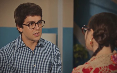 Daniel Rangel conversa com Daphne Bozaski em cena da novela Família É Tudo