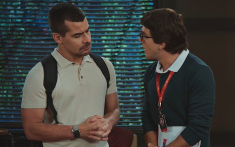 Os atores Thiago Martins e Daniel Rangel lado a lado, em cena de Família É Tudo