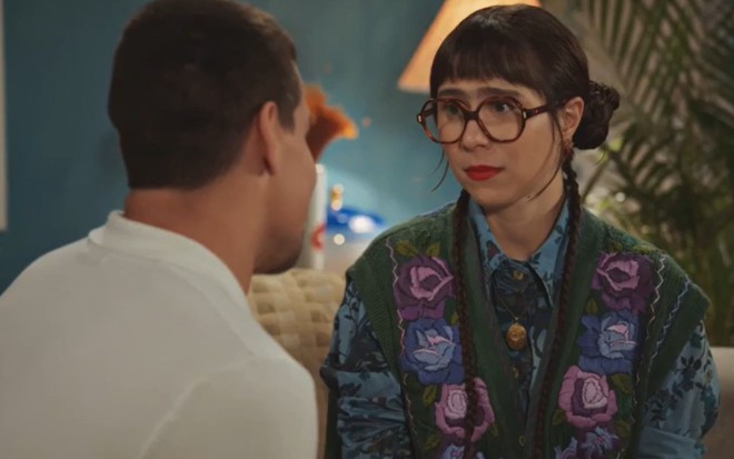 A atriz Daphne Bozaski séria, em frente ao ator Thiago Martins, em cena de Família É Tudo