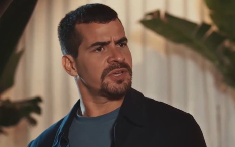 O ator Thiago Martins com expressão indignada em cena de Família É Tudo