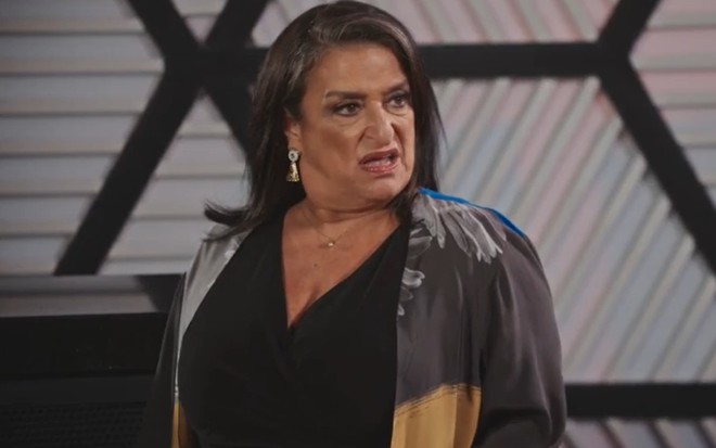 A atriz Grace Gianoukas com expressão séria em cena de Família é Tudo