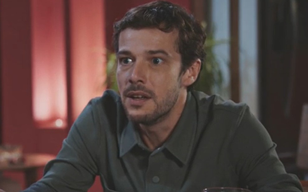O ator Jayme Matarazzo com expressão assustada em cena como Luca em Família É Tudo
